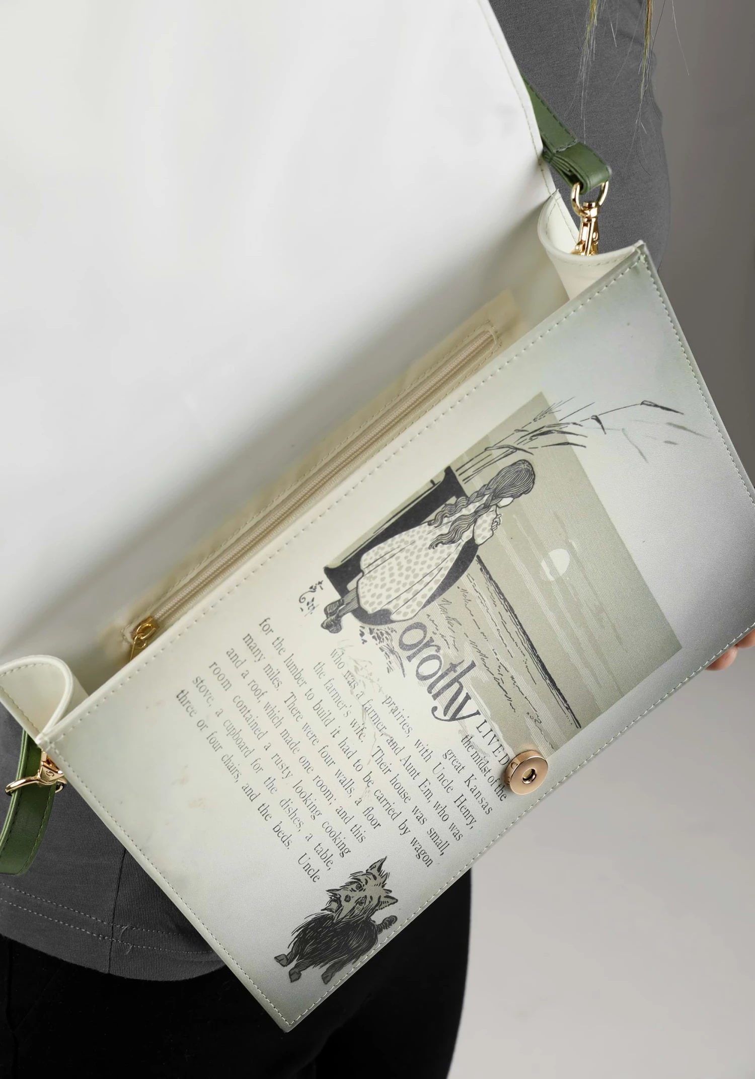 Shenzhen Daniel Bags & Cases Co. Ltd Wizard Of Oz Book Costume Purse 4 Shenzhen Daniel Bags & Cases Co. Ltd Wizard Of Oz Book Costume Purse - Image 4